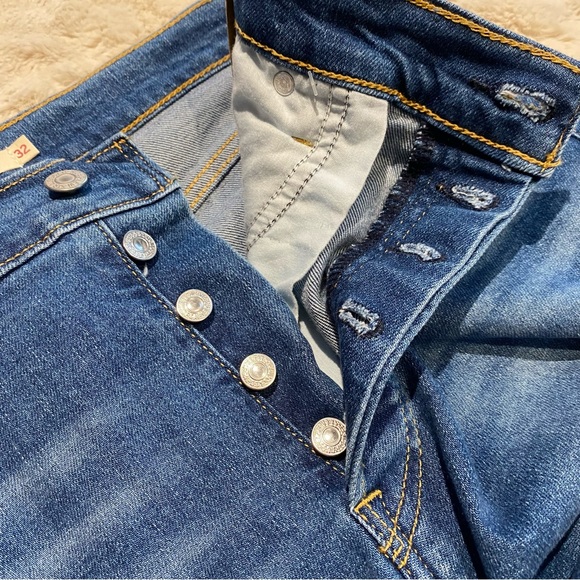 NWT(32x28) Levi’s Wedgie Straight Jeans High Rise Button Fly Medium Wash - Picture 11 of 14